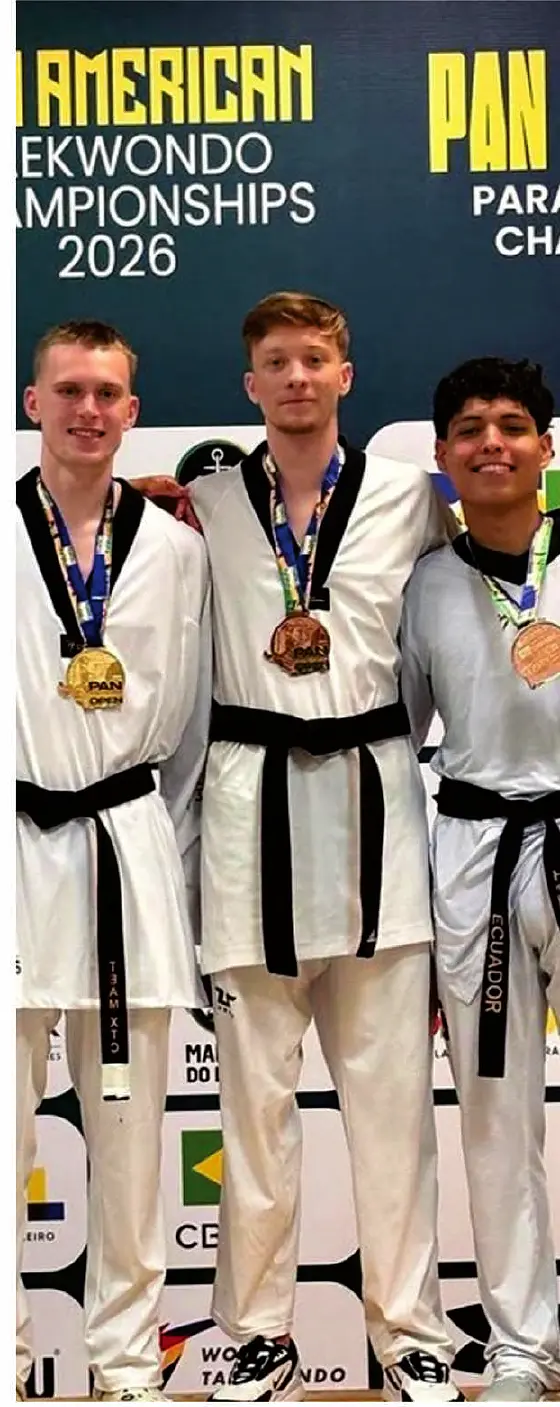 Atletas medalhistas em uma competição pan-americana de taekwondo