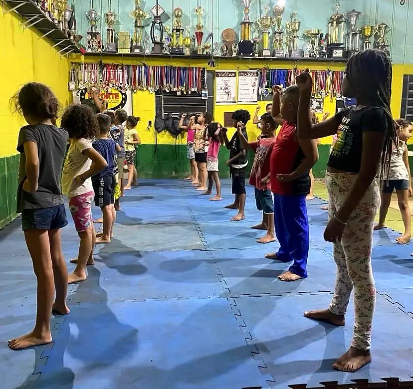 Grupo de crianças em atividade de formação