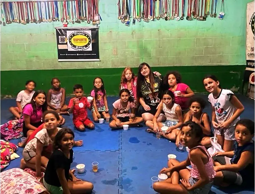 Grupo de meninas reunidas no espaço do projeto